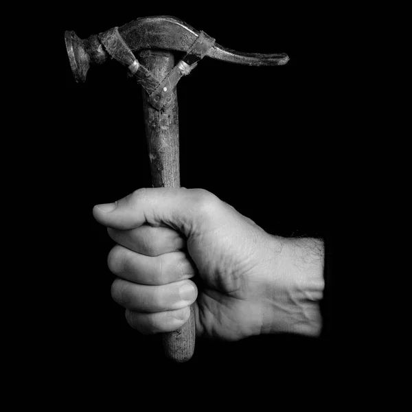 一个人的手中的锤子工具 — 图库照片