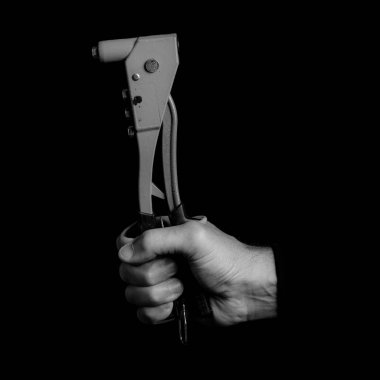 bir erkek eli riveter araçları