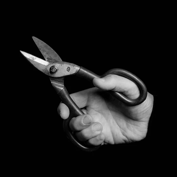 Μεταλλικά ψαλίδια - εργαλεία στο χέρι ενός ανθρώπου — Φωτογραφία Αρχείου