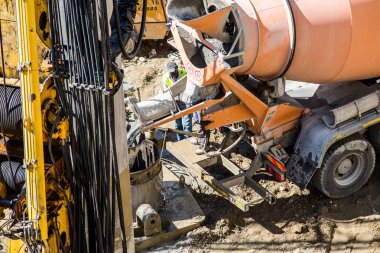 Milan, İtalya - Eylül 19,2017: inşaat alanında yeni gökdelenin Unipol Merkez Porta Garibaldi District, Piazza Gae Aulenti Mca Mario Cucinella mimarlar tarafından tasarlanmış. Alt yapı sahne.