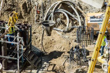 Milan, İtalya - Eylül 19,2017: inşaat alanında yeni gökdelenin Unipol Merkez Porta Garibaldi District, Piazza Gae Aulenti Mca Mario Cucinella mimarlar tarafından tasarlanmış. Alt yapı sahne.