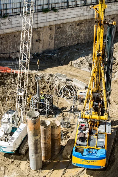 MILANO, ITALIA - 19 SETTEMBRE 2017: Cantiere del nuovo grattacielo Unipol Headquarter progettato da MCA Mario Cucinella Architects presso il quartiere Porta Garibaldi, Piazza Gae Aulenti. Fase di sottostruttura . — Foto Stock