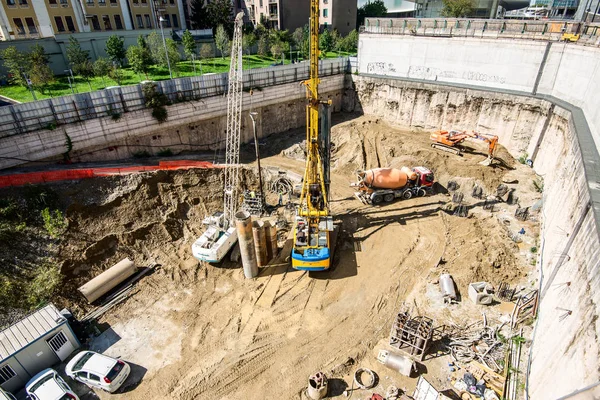 MILANO, ITALIA - 19 SETTEMBRE 2017: Cantiere del nuovo grattacielo Unipol Headquarter progettato da MCA Mario Cucinella Architects presso il quartiere Porta Garibaldi, Piazza Gae Aulenti. Fase di sottostruttura . — Foto Stock