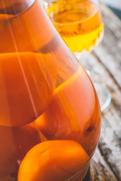 Fruchtlikör in der Flasche — Stockfoto