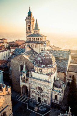 Bergamo Alta, gün batımında eski bir kasaba - S.Maria Maggiore Piazza Vecchia - Lombardy İtalya