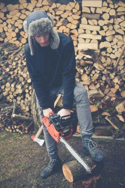 Giovane Ragazzo Prepara Legna Ardere Foto Stile Vintage — Foto Stock