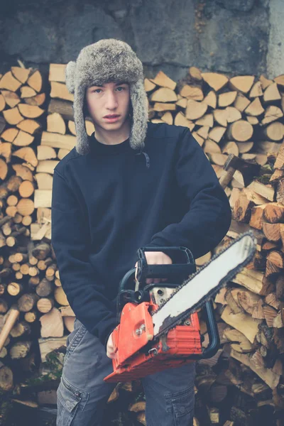 genç çocuk yakacak odun - vintage tarzı fotoğraf hazırlar.
