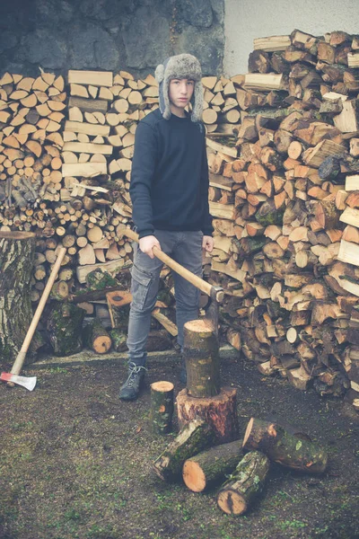 genç çocuk yakacak odun - vintage tarzı fotoğraf hazırlar.