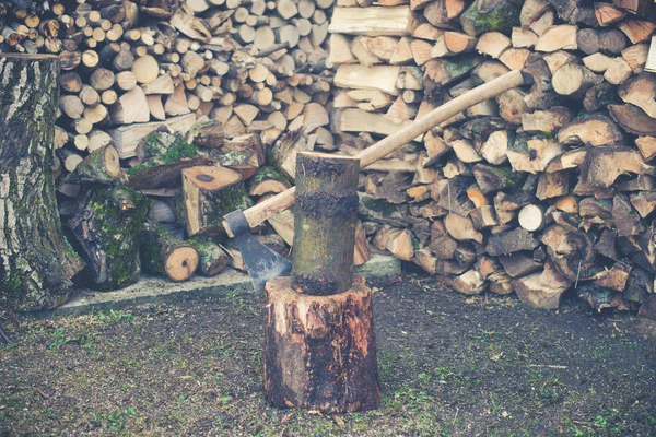 Jonge jongen bereidt brandhout - vintage stijl foto — Stockfoto