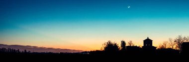 Hilal ay - İtalyan peyzaj panorama ile gün batımında kilise siluet