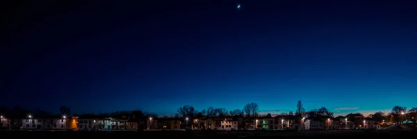 Huizen Wassende Maan Italiaans Landschap Panorama — Stockfoto