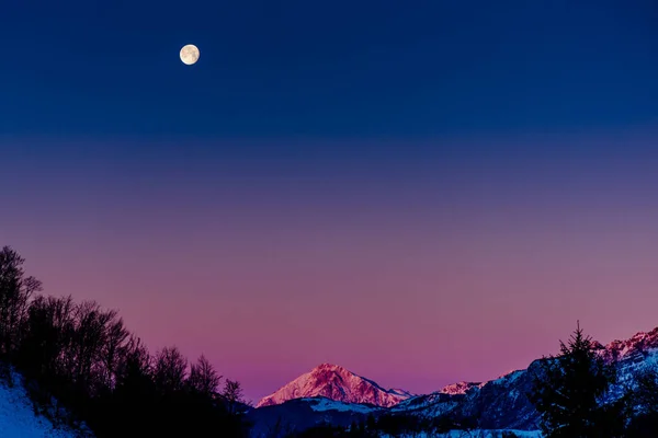 Krásné Zimní Horská Krajina Měsícem — Stock fotografie