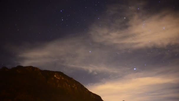 Nachtelijke Hemel Met Wolken Time Lapse Orion Sterrenbeeld — Stockvideo