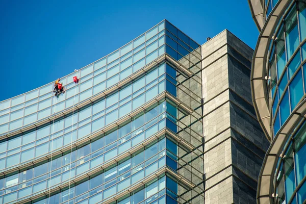 Milão Itália Setembro 2017 Escaladores Para Limpeza Vidros Distrito Porta — Fotografia de Stock