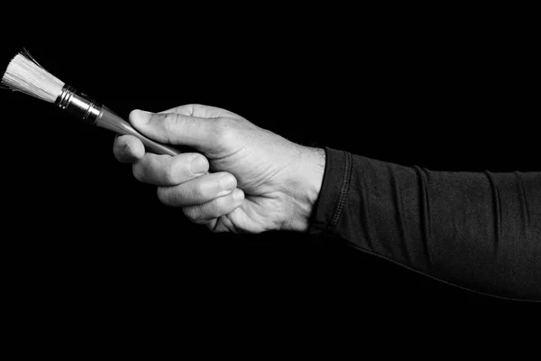 ペイント ブラシ 男の手にツール 黒と白の写真 — ストック写真