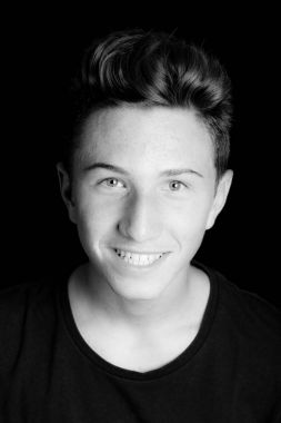 genç adam portre siyah arka plan - siyah ve beyaz fotoğraf