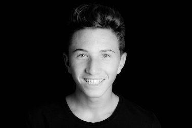 genç adam portre siyah arka plan - siyah ve beyaz fotoğraf