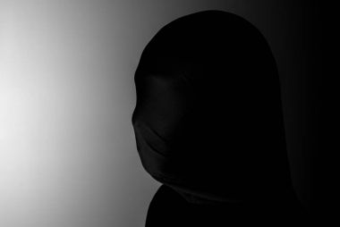 karanlık - siyah beyaz görüntü çıkıyor