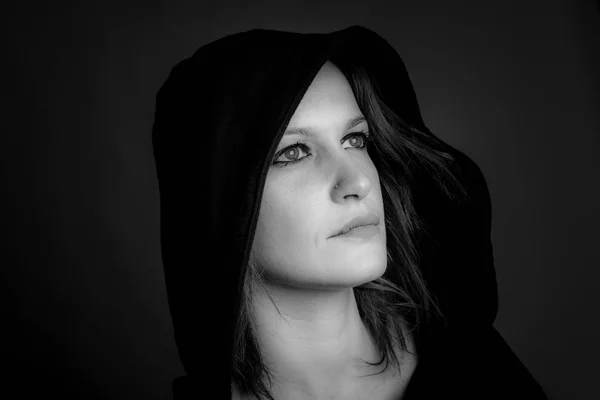 Portret Van Hooded Vrouw Zwart Wit Afbeelding — Stockfoto