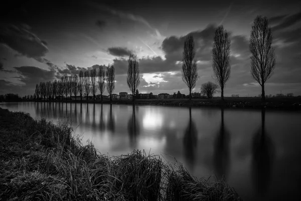 田舎の運河 黒と白のイメージ — ストック写真