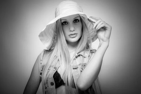白い帽子 黒と白のイメージを持つ若い女性 — ストック写真