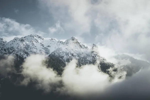 Paesaggio Montano Con Nuvole Basse Umore Invernale — Foto Stock