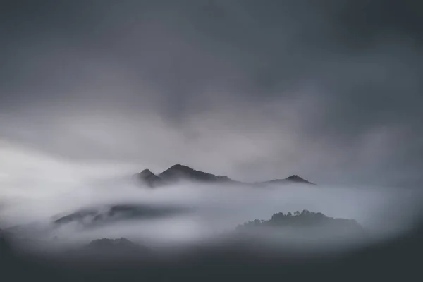 Nuages Bas Dans Paysage Montagne Humeur Hivernale — Photo