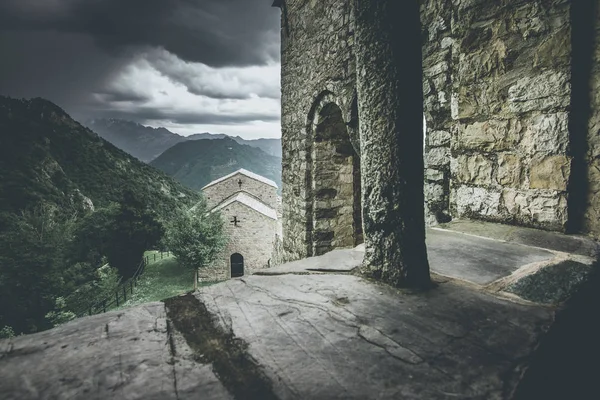 Chiesa Paesaggio Montano Umore Primaverile Immagine Stile Desaturo — Foto Stock