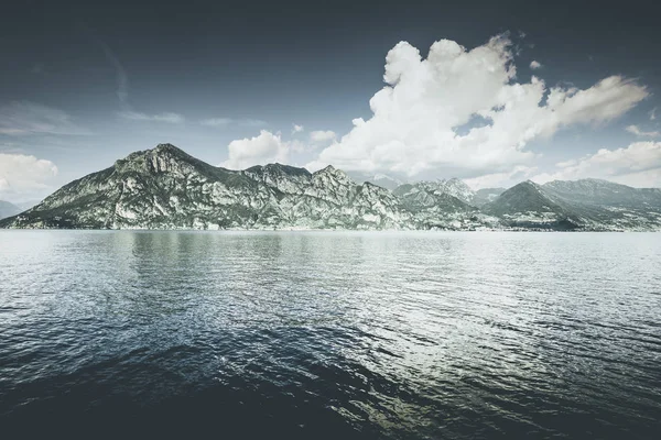 Bellissimo Paesaggio Lacustre Lago Iseo Umore Primaverile Immagine Stile Desaturo — Foto Stock