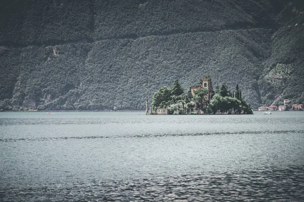 美しい湖の風景 イセオ湖イタリア春気分 彩度の低いスタイルのイメージ — ストック写真