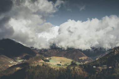 dağ moody manzara - bahar ruh - tarzı görüntü desaturated