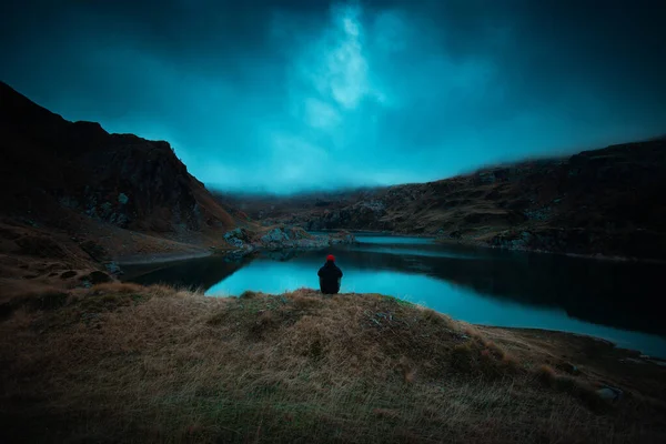 Uomo Seduto Contemplare Lago Montagna Mentalità Reset Attraverso Collegamento Con — Foto Stock