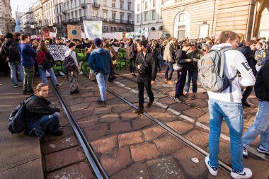 Milan, İtalya - 29 Kasım: Gelecekteki grev için Cuma günleri, öğrenciler küresel çevre politikası için grev yapıyorlar.