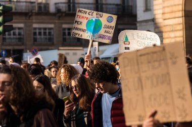 Milan, İtalya - 29 Kasım: Gelecekteki grev için Cuma günleri, öğrenciler küresel çevre politikası için grev yapıyorlar.