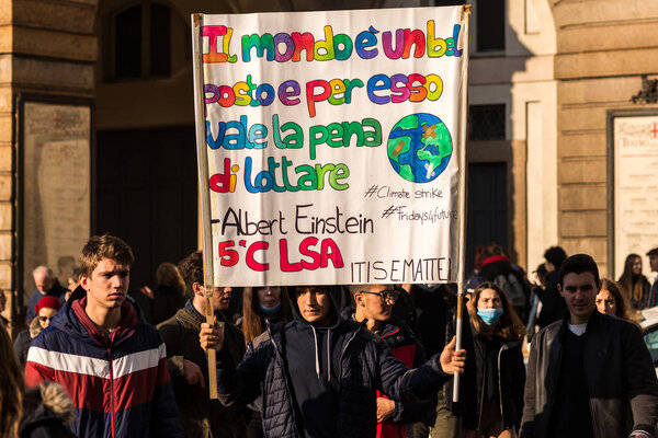 Милан, Италия - 29 ноября: Пятницы за будущую забастовку, студенты бастуют за глобальную экологическую политику
.