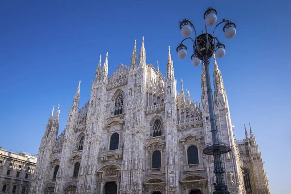 Milano Duomo Katedrali Mavi bir gökyüzünde İtalya