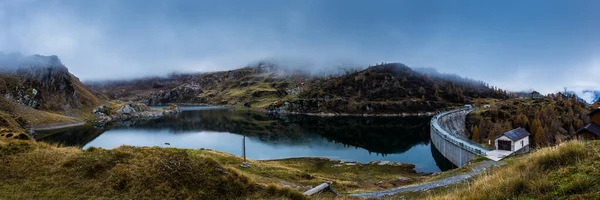 Dağdaki Baraj Gölünün Panoramik Görüntüsü — Stok fotoğraf