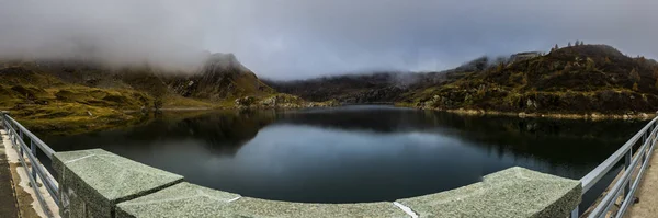 Dağdaki Baraj Gölünün Panoramik Görüntüsü — Stok fotoğraf