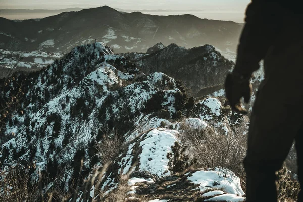 Uomo Montagna Paesaggio Lunatico Immagine Sguardo Cinematografico — Foto Stock