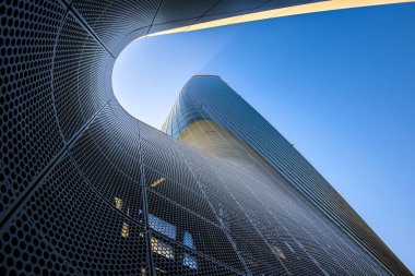 Milan, İtalya - 31 Ocak 2020: Zaha Hadid mimarları tarafından tasarlanan Gökdelen Generali Kulesi, Milano 'daki Citylife bölge bölgesinde bulunan Generali Grubu' nun merkezi.