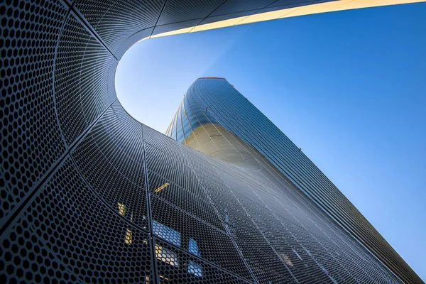 Milan, İtalya - 31 Ocak 2020: Zaha Hadid mimarları tarafından tasarlanan Gökdelen Generali Kulesi, Milano 'daki Citylife bölge bölgesinde bulunan Generali Grubu' nun merkezi.