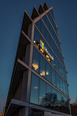 Milan, İtalya - Şubat 2020: Microsoft House merkezi Milan 'da, Viale Pasubio 21... Pasubio 21, Herzog & De Meuron tarafından tasarlandı