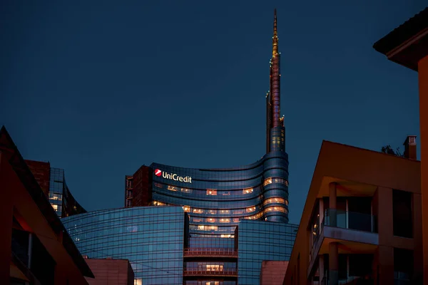 Milan, İtalya - Şubat 2020: Milan İtalya, Porta Garibaldi Bölgesi. Gae Aulenti Meydanı. Unicredit Kulesi.