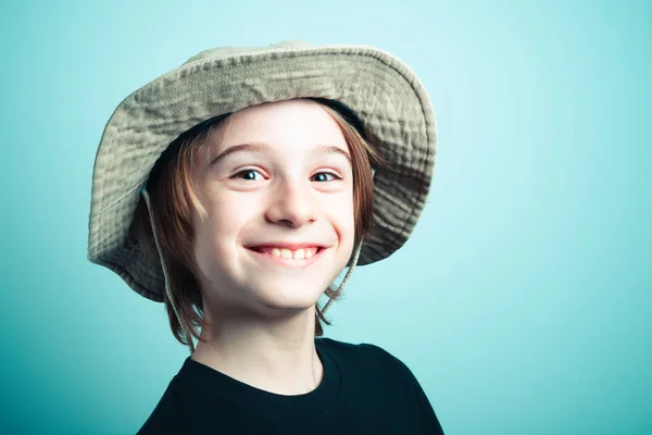 Lindo Niño Sonriendo Sobre Fondo Verde Azulado — Foto de Stock