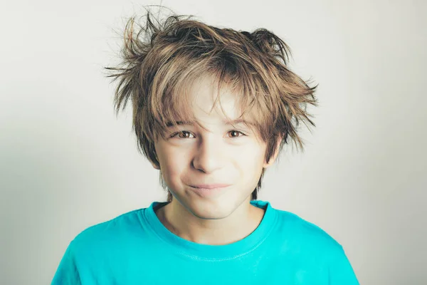 Criança Feliz Bonito Com Penteado Engraçado — Fotografia de Stock