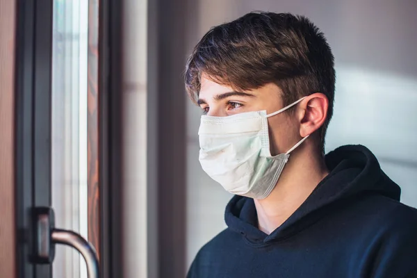 Rapaz Com Máscara Protectora Conceito Medo Infecção Quarentena Casa Fique — Fotografia de Stock