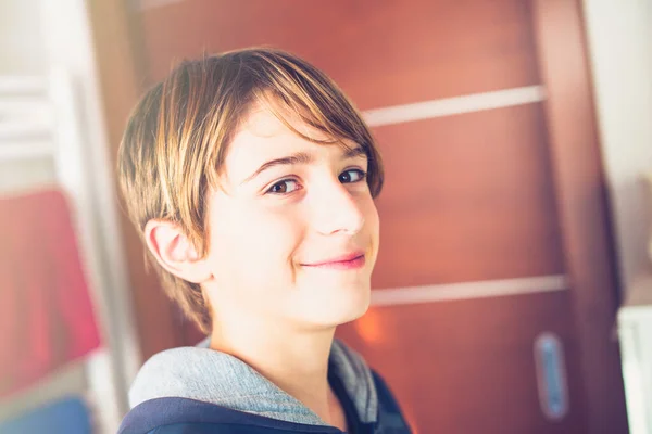 Niño Preparándose Espejo Antes Salir Casa Nuevo Día Vida Cotidiana — Foto de Stock