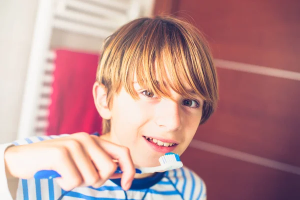 Jovem Menino Escovar Dentes Acordar Banheiro Novo Dia Vida Cotidiana — Fotografia de Stock