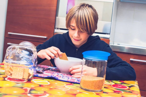 Genç Çocuk Okula Gitmeden Önce Kahvaltı Yapıyor Günlük Hayatın Yeni — Stok fotoğraf