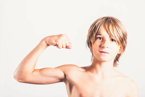 Jonge Jongen Toont Zijn Biceps Kracht Gezond Lichaam Concept Fitness — Stockfoto